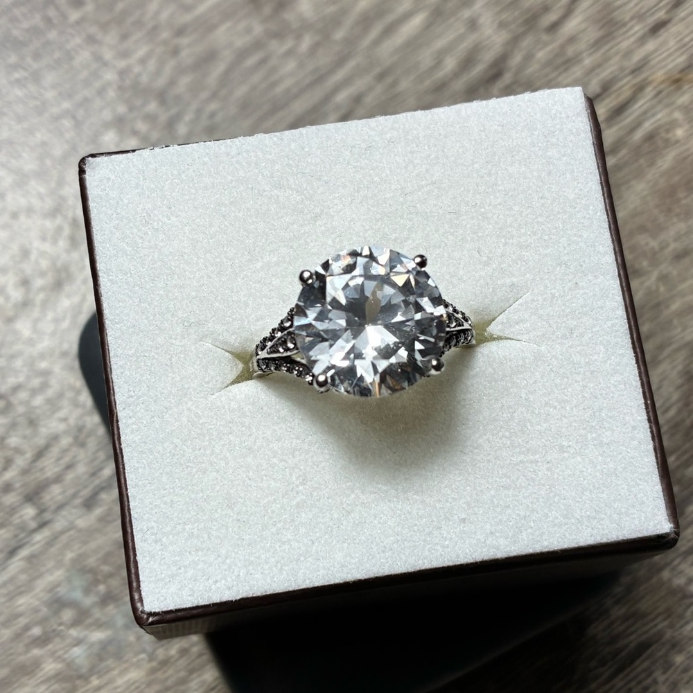 💎 NWT Sterling Silver Simulated Diamond Ring – Vintage-Inspired Elegance Size 6!